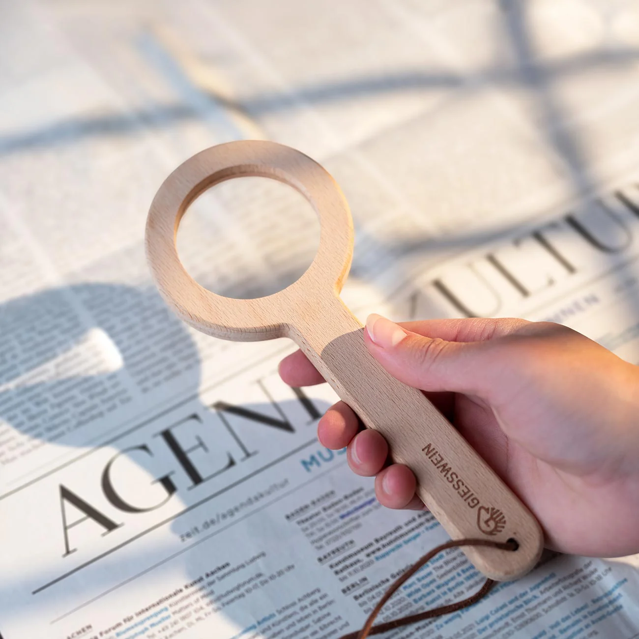 Natural wood magnifying glass - Image 4